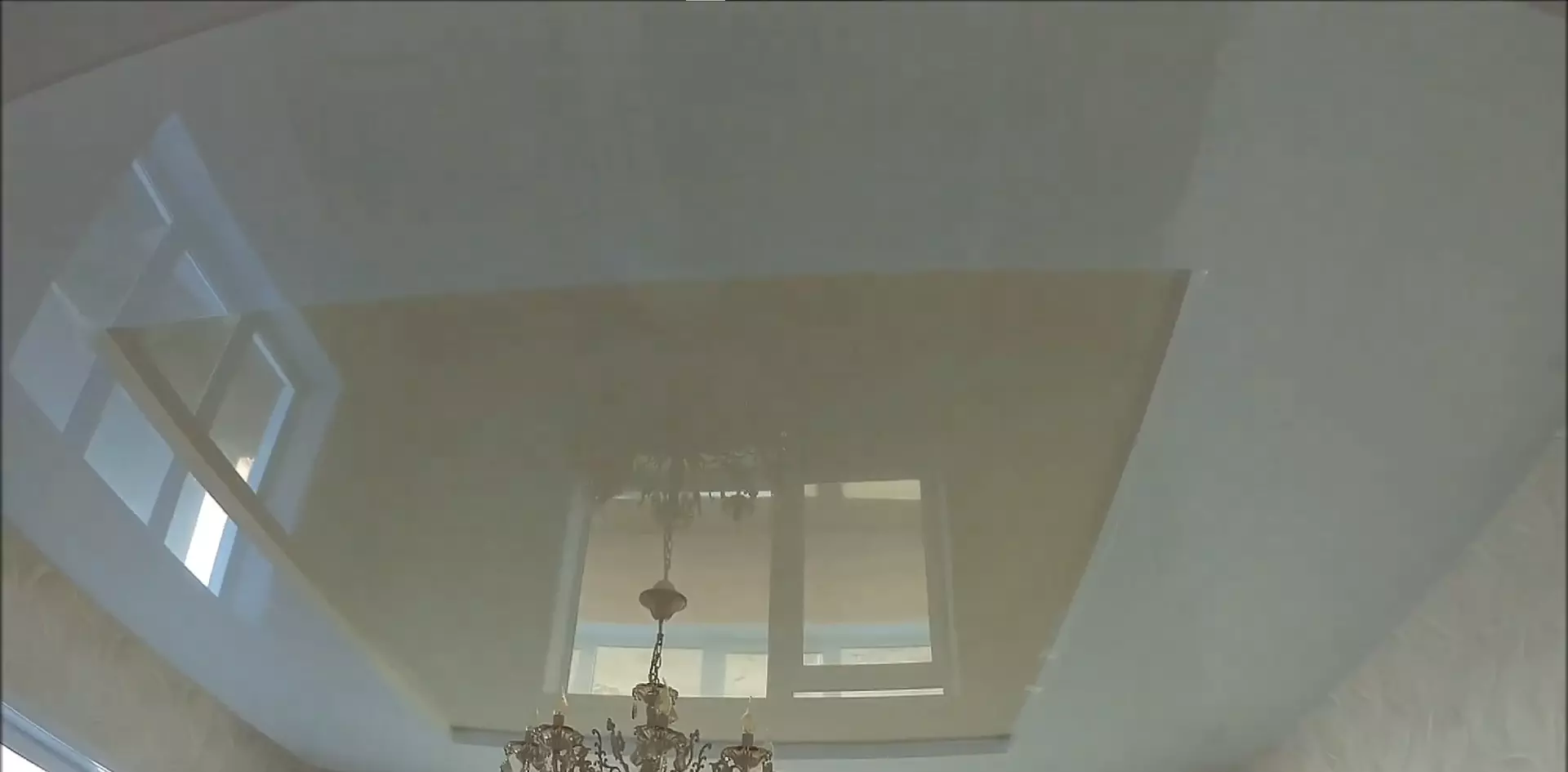 Глянцевый натяжной потолок